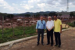 2015 - Mariana - Desastre da barragem de Bento Rodrigues 3 - Com prefeito Du e Bispo Dom Geraldo 